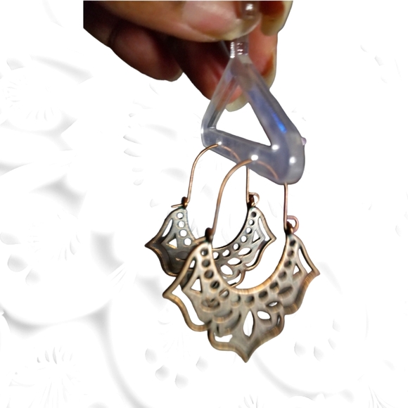 New Vintage Looking Oval Character Earrings - Picture 2 of 2